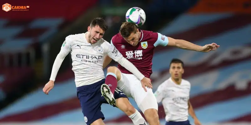 Không khí cuồng nhiệt trên khán đài Turf Moor trước trận Burnley vs Manchester City